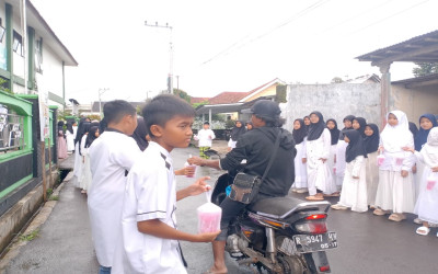 Wujudkan Kepedulian MI NEGERI 3 BANYUMAS  Bagikan 400 Paket Takjil untuk Masyarakat