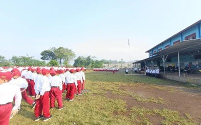 YULIANA ENDAH WARDANI GURU KELAS 5A: MENCAPAI CITA-CITA HARUS MENGANDALKAN DIRI SENDIRI