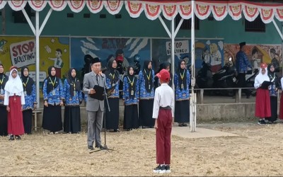 UPACARA HUT KE-81 KEMERDEKAAN RI DI MIN 3 BANYUMAS: GURU DAN KARYAWAN TEGUHΚΑΝ ΚΟΜΙTMEN MEMBANGUN KARAKTER GENERASI BANGSA