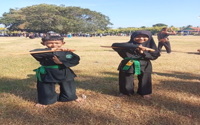 DUA PENDEKAR CILIK MIN 3 BANYUMAS TAMPIL MEMUKAU DALAM ASTRAKSI SILAT KOLOSAL HARDIKNAS 2025 BANYUMAS, 2 MEI 2025