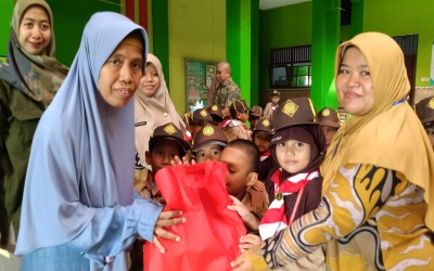 **Murid MIN 3 Banyumas Tanamkan Kepedulian Melalui Kegiatan 