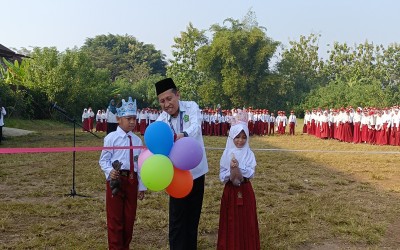 MATAMUDA MIN 3 BANYUMAS DIBUKA DENGAN PEMOTONGAN PITA DAN PELEPASAN MERPATI, SIMBOL RAIH CITA-CITA TINGGI